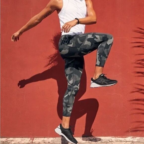 Athleta black contender camo 7/8 legging - Picture 1 of 6